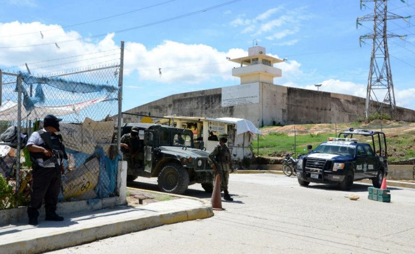 Efectivos de la Policía Estatal, la Fiscalía General y la Policía Federal ocuparon el penal Las Cruces, en Acapulco, donde un motín dejó al menos 28 muertos.
