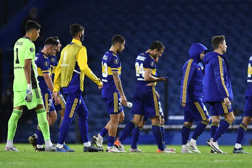 Jugadores del club argentino Boca Juniors salen de la cancha al final de su partido por la Copa Libertadores ante el ecuatoriano Barcelona, en la Bombonera, en Buenos Aires, Argentina, el jueves 20 de mayo de 2021