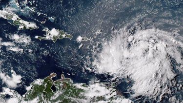 Una imagen de satélite de GOES-16 GeoColor tomada a las 4:30 de la tarde EDT y proporcionada por la Oficina Nacional de Administración Oceánica y Atmosférica de Estados Unidos (NOAA, por sus siglas en inglés) se ve la tormenta tropical Ernesto sobre el océano Atlántico y moviéndose en dirección oeste-noroeste hacia las Antillas Menores, el lunes 12 de agosto de 2024.&nbsp;