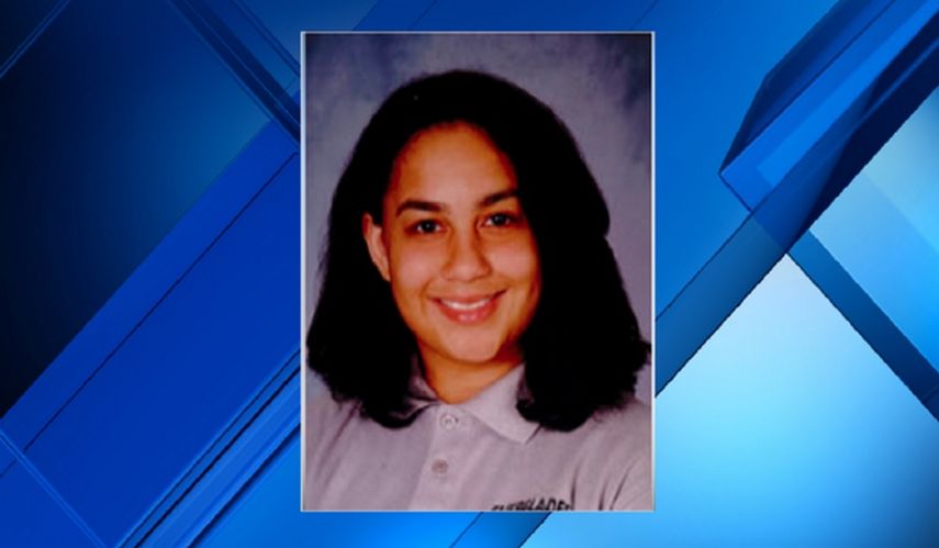 Christelyn Robertson mide 4 pies con 8 pulgadas, tiene el cabello de color negro y ojos castaños. 