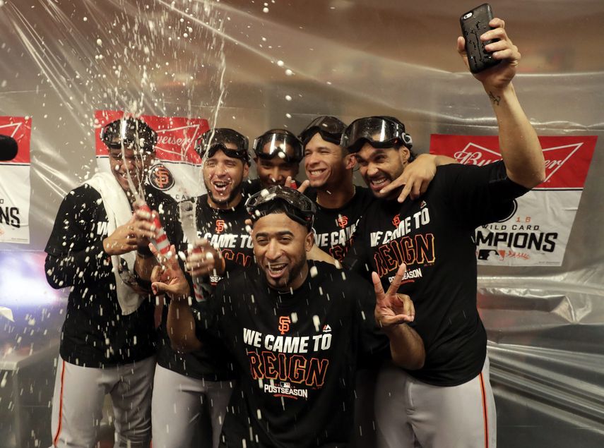 Los jugadores de los Gigantes celebraron el pase a la Serie de División en donde se medirán con los Cachorros