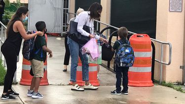 Padres llevan a sus hijos a la escuela Ruth K Broad, en Miami-Dade, tras reapertura de escuelas en 2020.&nbsp;