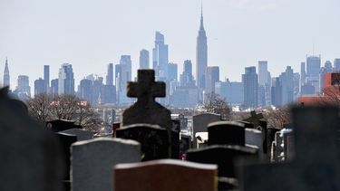 Vista de varias l&aacute;pidas en el cementerio&nbsp;Linden Hill Methodist&nbsp;con una vista al fondo de&nbsp;Manhattan, el 7 de abril de 2020, en Nueva York.