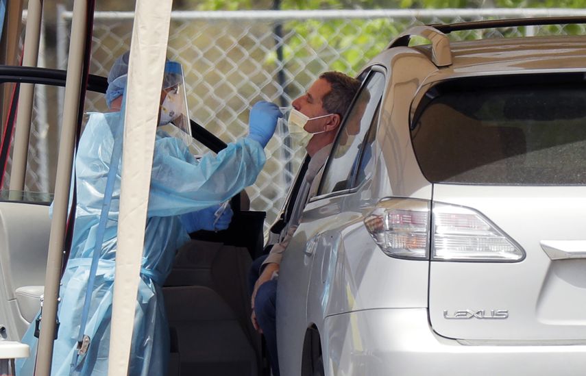 En esta foto del 17 de marzo de 2020, un trabajador m&eacute;dico realiza a una persona una prueba para detectar el coronavirus en una instalaci&oacute;n para automovilistas en San Antonio, Texas&nbsp;