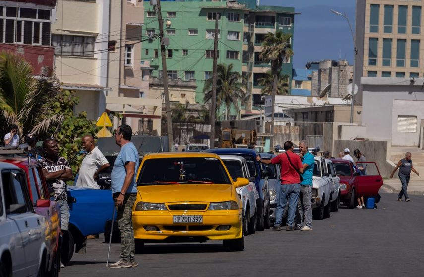 La gente hace fila para cargar combustible en una gasolinera abierta en La Habana, Cuba, el martes 18 de abril de 2023. 