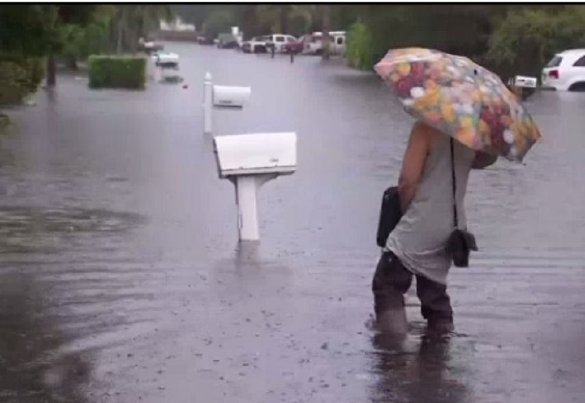 Carreteras y calles han recibido los embates de las lluvias y se presentan anegadas, dificultando el tránsito.