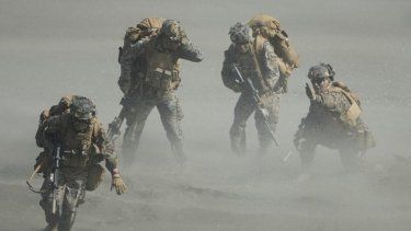 Marines estadounidenses durante un ejercicio de combate con las fuerzas filipinas en Claveria, en el norte de Filipinas, el jueves 31 de marzo de 2022. 