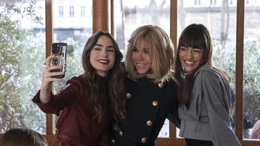 Esta fotografía tomada por Stephanie Branchu para Netflix el 2 de abril de 2024 muestra (de izquierda a derecha) a la actriz y modelo inglesa-estadounidense Lily Collins como Emily, la esposa del presidente francés Brigitte Macron y la actriz francesa Thalia Besson como Genevieve durante el rodaje del episodio 407 de la serie de Netflix Emily en París.