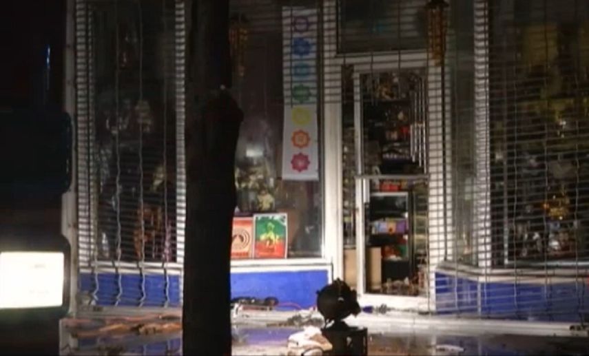 Las autoridades indicaron que los rociadores internos del local mantuvieron controladas las llamas.