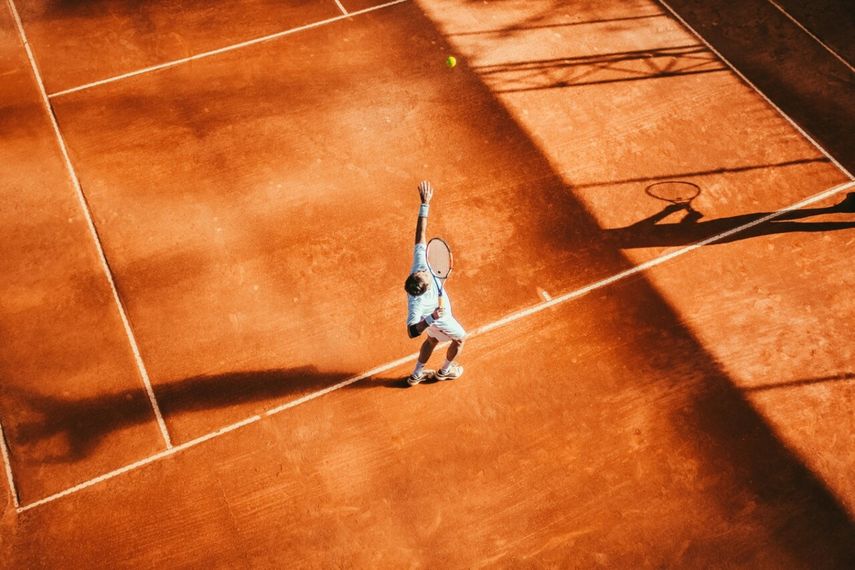 Jugador de tenis durante un saque