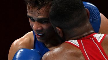 Youness Baalla de Marruecos (rojo) y David Nyika de Nueva Zelanda pelean durante la ronda preliminar de boxeo de octavos de final de su equipo masculino (81-91kg) durante los Juegos Olímpicos de Tokio 2020
