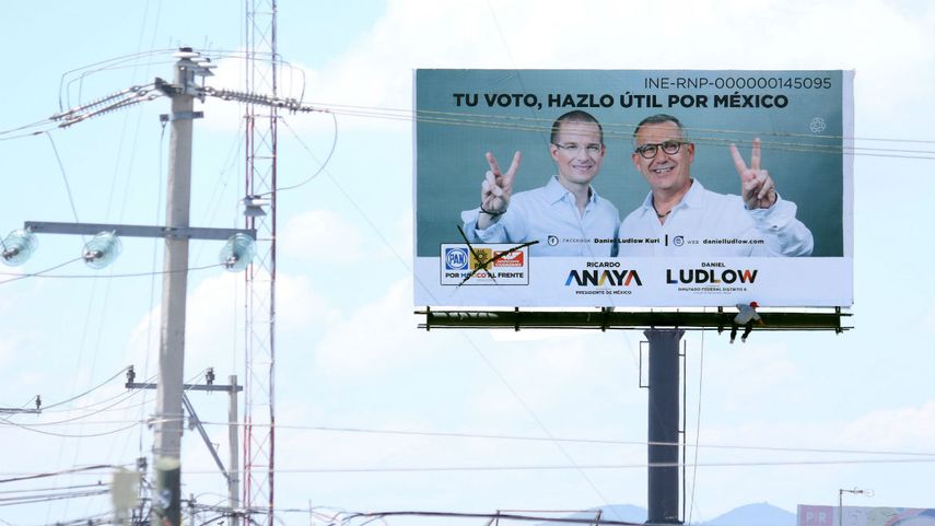 Una valla publicitaria con propaganda de la campaña del candidato del PAN, Ricardo Anaya, y su compañero de fórmula, en Hidalgo, México.
