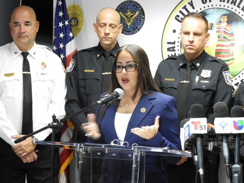 La alcaldesa de Hialeah Jacqueline García-Roves inaugura oficialmente el centro de operaciones.&nbsp;