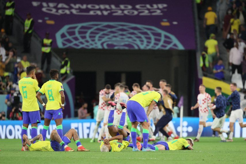 Jugadores de Brasil caen desconsolados al ver que Croacia domina la tanda de penales y avanzan a Semifinal del Mundial Catar 2022