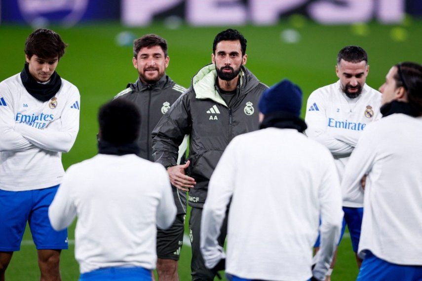 El entrenador español del Real Madrid, Álvaro Arbeloa (C), se reúne con jugadores durante una sesión de entrenamiento en la víspera de un partido de la UEFA Champions League, el 27 de enero de 2026.