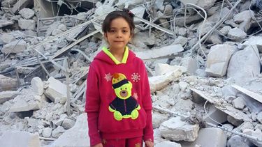 La pequeña Bana Alabed tras las runas que dejó un bombardeo 