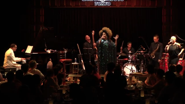 Aymée Nuviola y Gonzalo Rubalcaba, en el piano, actúan en el videoclip de Bemba colorá desde el Blue Note Tokyo, en Japón.&nbsp;