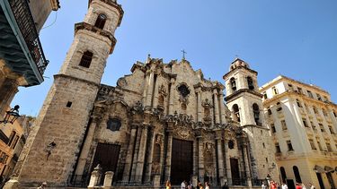 La Catedral de La Habana es centro de atracción en el casco colonial de la capital cubana. (EFE)