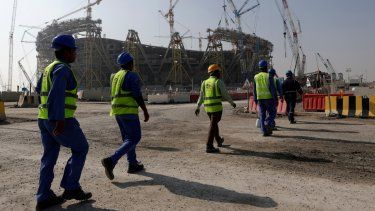 Foto del 20 de diciembre del 2019, trabajadores caminan afuera del Estadio Lusail, uno de los estadios del Mundial de Catar 2022.