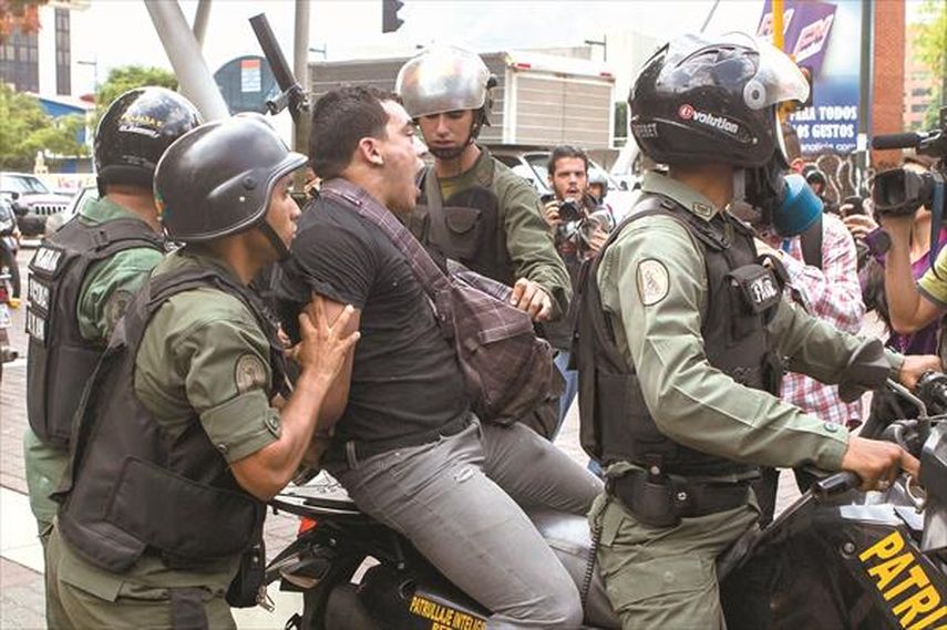 Detención de manifestante en Venezuela. Foto EFE