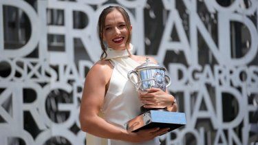 La polaca Iga Swiatek sostiene el trofeo de campeona del Abierto de Francia mientras posa para la prensa al día siguiente de que ganó el domingo 9 de junio del 2024. 