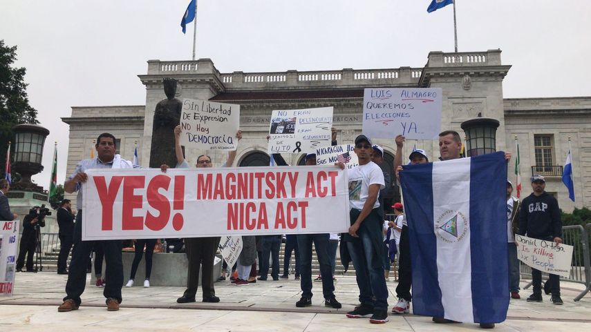 Los nicaragüenses se reunieron en el edificio donde sesiona la OEA para exigir la renuncia de Daniel Ortega.&nbsp;