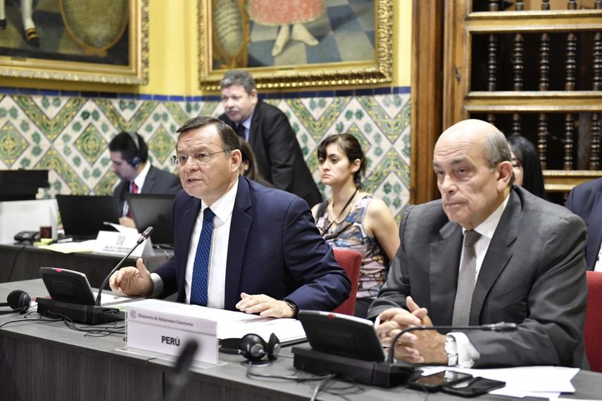 El&nbsp;ministro de Relaciones Exteriores de Perú, Néstor Popolizio (izq.).
