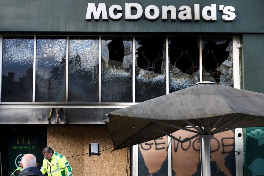 La imagen muestra la destrucción de la ventana principal de un restaurante de comida rápida McDonald, en Lille, en el norte de Francia, un día después de las protestas nacionales contra el alto costo de vida.