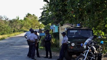 Agentes de la Policía cubana controlan el acceso al lugar del accidente de un avión militar que se estrelló este sábado con 8 militares a bordo, en las inmediaciones de Candelaria, en el occidente de la isla.