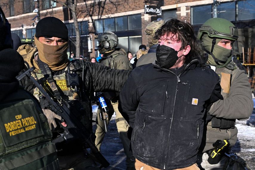 Uno de los agitadores en Minneapolis pagados o incentivados por grupos y activistas de la izquierda radical.