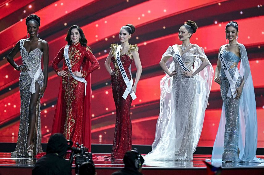 Las cinco finalistas (de izquierda a derecha): Miss Costa de Marfil Olivia Yace, Miss México Fatima Bosch, Miss Venezuela Stephany Adriana Abasali Nasser, Miss Filipinas Ahtisa Manalo y Miss Tailandia Praveenar Singh, posan durante la final del certamen Miss Universo 2025 en Nonthaburi, al norte de Bangkok, el 21 de noviembre de 2025.&nbsp;