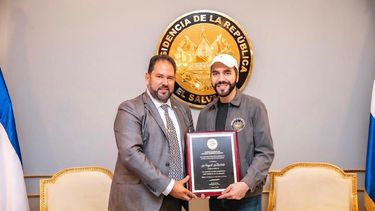 Embajador Luis Suárez entrega reconocimiento al presidente Nayib Bukele.&nbsp;