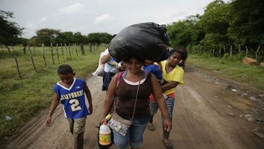 Hondureños se desplazan en la caravana migrante hacia EEUU.