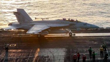 La imagen compartida por el Comando Central de EEUU (CENTCOM) muestra un avión de combate de ataque F/A-18 Super Hornet preparándose para despegar del portaaviones USS Harry S. Truman de la Marina de EEUU en el Mar Rojo, en medio de operaciones lanzadas contra los hutíes en Yemen.