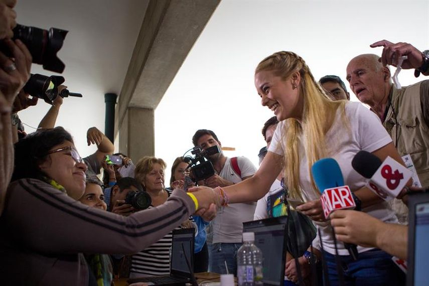 La esposa del líder de la oposición, Lilian Tintori ejerció temprano su derecho al voto. (EFE)