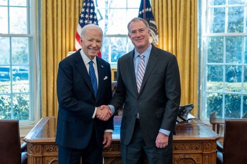 Daniel Erikson posa con Joe Biden en la Casa Blanca el 12ABR24.&nbsp;