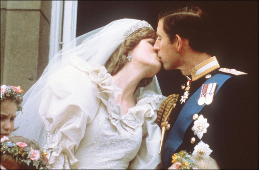Foto tomada el 29 de julio de 1981 Carlos, Príncipe de Gales, besa a su novia, Diana, en el balcón del Palacio de Buckingham. La BBC lanzará una investigación sobre una entrevista que le hizo a la princesa del pueblo.