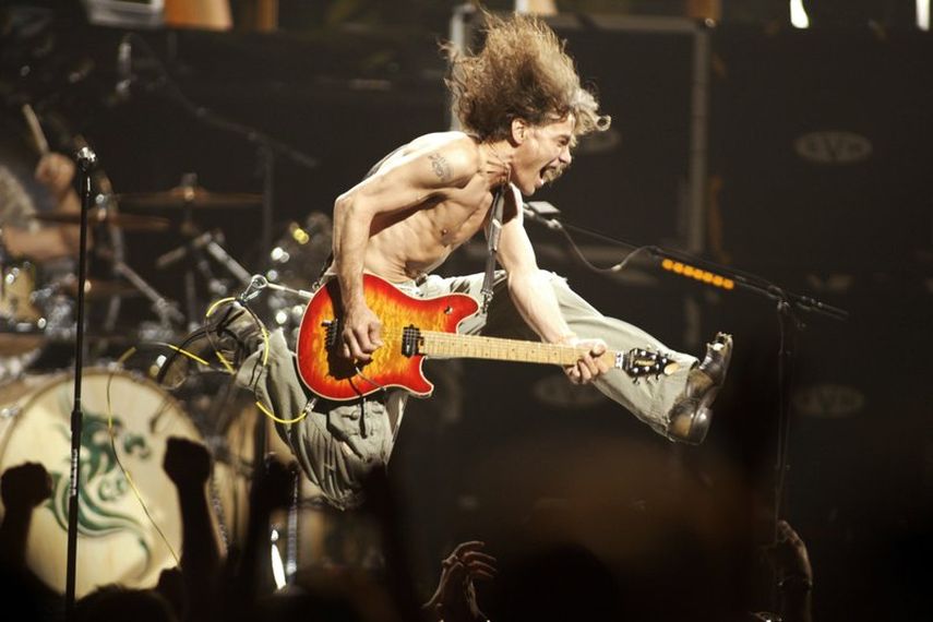 En esta foto del 22 de junio de 2004, Eddie Van Halen toca los &uacute;ltimos acordes de Jump durante el concierto de Van Halen en el Continental Airlines Arena en East Rutherford, Nueva Jersey. Eddie Van Halen muri&oacute; de c&aacute;ncer el martes 6 de octubre del 2020. Ten&iacute;a 65 a&ntilde;os.&nbsp;