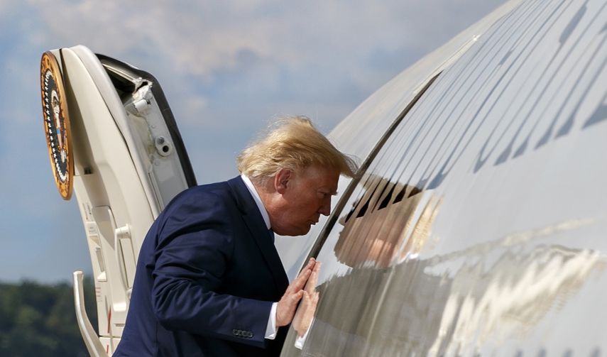 El presidente Donald Trump aborda el avión presidencial en la Base Aérea Andrews en Maryland.