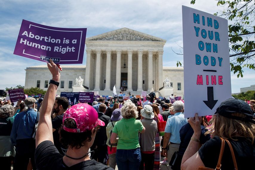 Activistas a favor del aborto protestan frente al Tribunal Supremo de EEUU, en Washington.