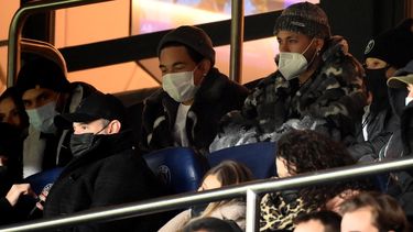 El delantero brasileño de Paris Saint-Germain, Neymar (R), observa el partido desde la tribuna durante el partido de fútbol de la L1 francesa entre Paris Saint-Germain (PSG) y Reims en el estadio Parc des Princes de París el 23 de enero de 2022.