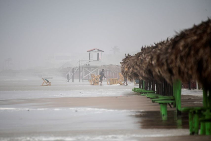Muebles de playa a lo largo de la costa de la playa Miramar, en Tamaulipas, México, el jueves 20 de junio de 2024, luego del paso de la tormenta tropical Alberto.&nbsp;