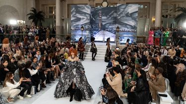 Los modelos presentan las creaciones del diseñador irlandés-estadounidense Paul Costelloe durante el desfile de su colección Otoño/Invierno 2023 el día de la inauguración de la Semana de la Moda de Londres, en Londres, el 17 de febrero de 2023.