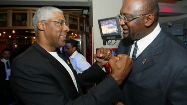 Julius Erving (izquierda) saluda a Bob Lanier durante la ceremonia en la que LeBron James recibió el premio al Novato del Año de la NBA, el 20 de abril de 2004, en Nueva York.&nbsp;