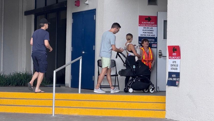 Ciudadanos ingresan a los centros de votación para ejercer su derecho al voto.