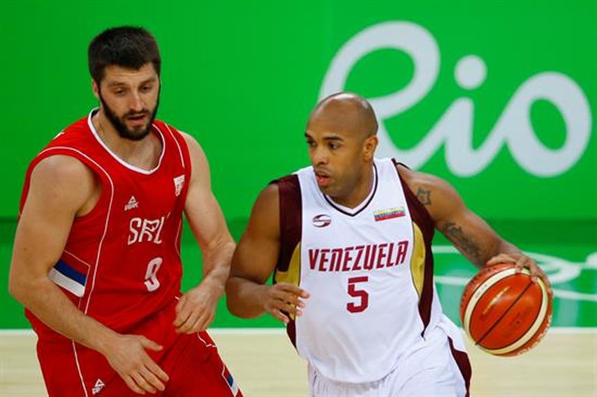 El jugador del equipo olímpico de Venezuela Gregory Vargas (derecha) dribla ante Stefan Markovic (izquierda) de Serbia. (EFE)