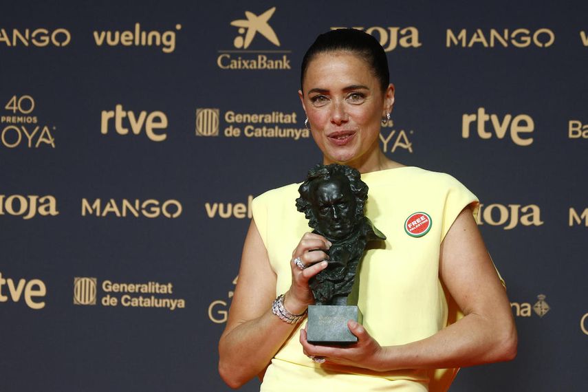 La actriz Patricia Lopez Arnaiz posa con el Goya a mejor actriz protagonista por su trabajo en Los domingos, durante la ceremonia de entrega de los Premios Goya en su 40ta edición.