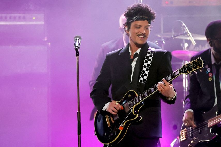 Bruno Mars actúa en el escenario durante la 68.ª edición de los Premios Grammy en el Crypto.com Arena.&nbsp;