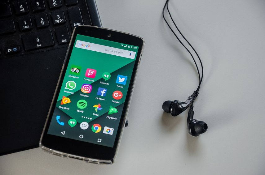 Un teléfono con varias aplicaciones, incluida Google.&nbsp;