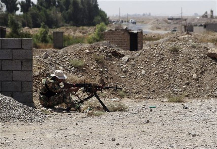 Un miliciano chií en su posición de combate en Amirli, Irak, el 31 de agosto del 2014. Las fuerzas de seguridad iraquíes y milicianos chiíes quebraron el domingo un cerco de seis semanas impuesto por los extremistas del Estado Islámico.(AP Foto)